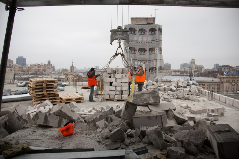 Знесення надбудови на Будинку профспілок: фоторепортаж з центру Києва